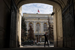 Банк России продолжает усилия по возвращению международных резервов в долларах и евро