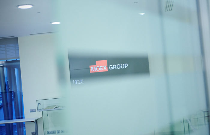 Рынок акций РФ открылся снижением индексов МосБиржи и РТС на 0,1-0,4%