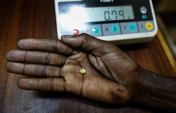 Цена золота упала на 1%, опустившись ниже $2 тыс. за унцию