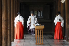 Премьер-министр Японии направил подношение в ассоциируемый с японским милитаризмом храм