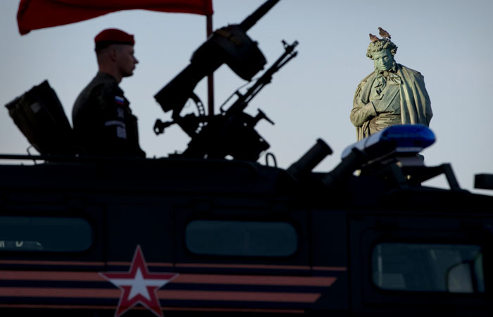 Движение транспорта ограничат в центре Москвы во вторник из-за репетиции Парада Победы