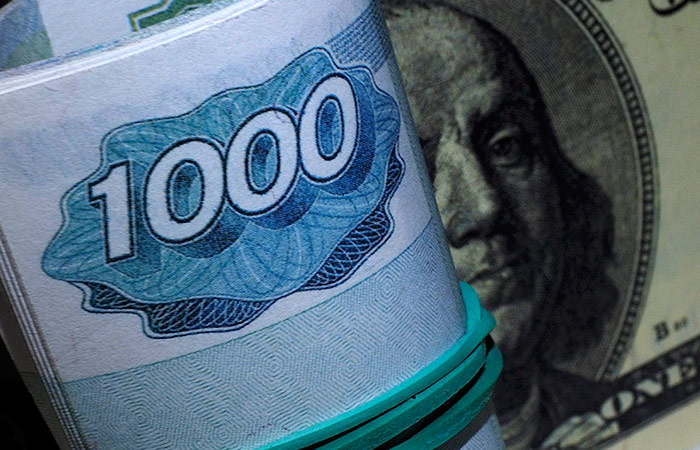 Рубль снизился к доллару, но укрепился к евро под влиянием противоположных факторов
