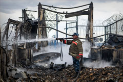 Потушен пожар в свердловском поселке Сосьва, где сгорело более сотни домов