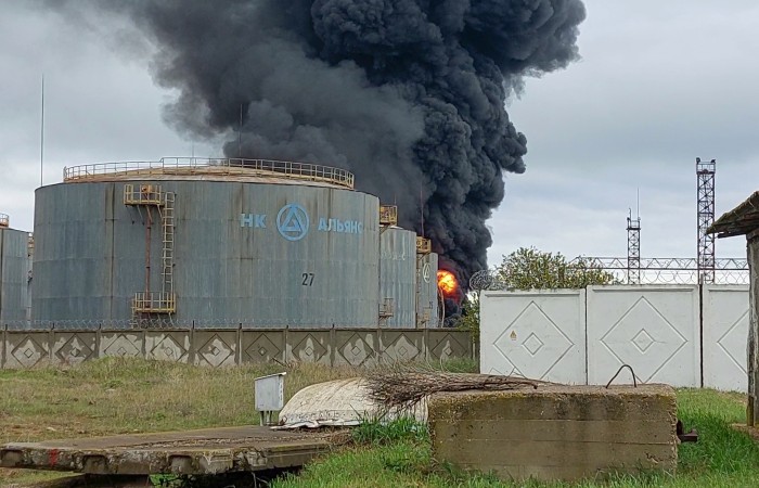 Губернатор Севастополя заявил, что пожар на нефтебазе не повлияет на снабжение топливом
