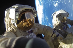 Российские космонавты завершили работы в открытом космосе и вернулись на МКС