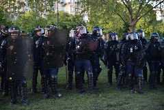 Полицейские профсоюзы Франции потребовали от Макрона принять "закон против погромщиков"