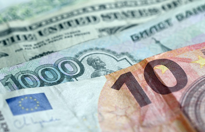 Рубль в понедельник снизился к основным валютам