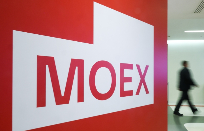 Рубль укрепляется к доллару и юаню на старте торгов на Московской бирже