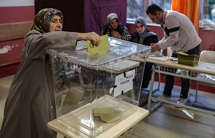 Граждане Турции отправились на избирательные участки выбирать президента и парламент