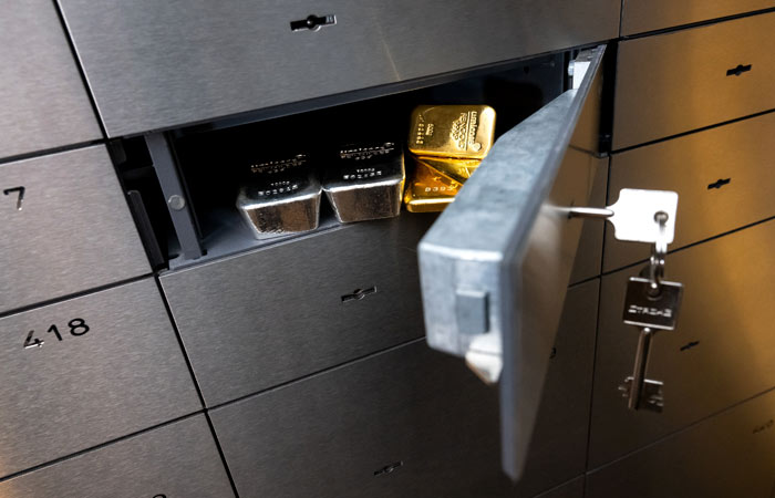 Золото потянулось к бирже. Обзор