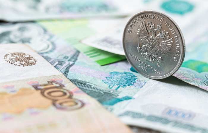 Рубль утром остался стабилен к доллару и юаню под воздействием противоречивых факторов