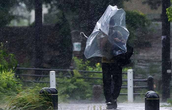 Тропический шторм "Мавар" принес дожди и оползни в Японию