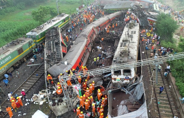 Более 230 человек погибли при крушении поездов в Индии, свыше 900 пострадали