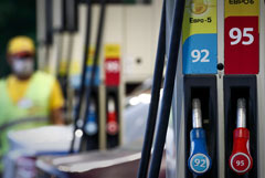 Розничные цены на бензин в Москве продолжают расти по 10-12 копеек в неделю