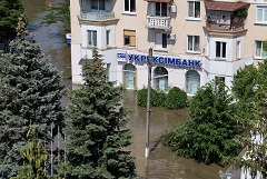 Власти Новой Каховки отметили незначительное снижение уровня воды в зоне затопления