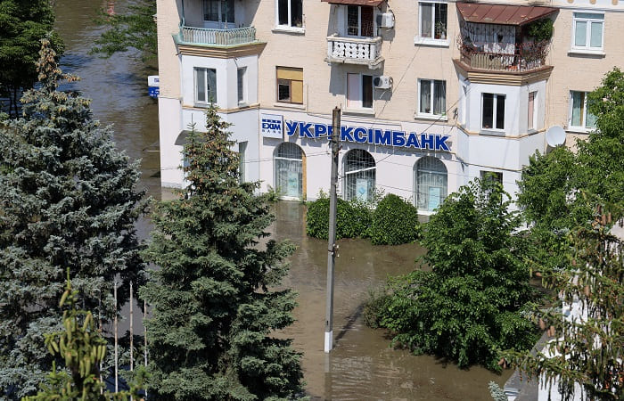 Власти Новой Каховки отметили незначительное снижение уровня воды в зоне затопления