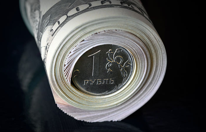 Крупнейшие банки в мае снизили объем продажи валюты на рынке до 352 млрд рублей