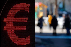 Евро поднялся выше 90 руб. впервые с 28 апреля