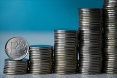 Рубль во вторник упал к доллару и евро на фоне негативной динамики цен на нефть