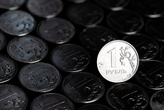 Рубль днем заметно подрастает к доллару и евро после падения в начале недели
