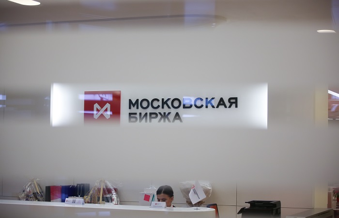 Рубль почти стабилен к доллару и слегка уступает юаню на старте торгов