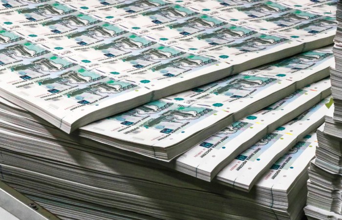 Рубль стабилен относительно доллара и юаня под воздействием противоречивых факторов