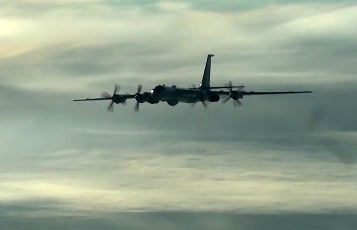 Экипаж противолодочного самолета Северного флота провел ледовую разведку в Арктике