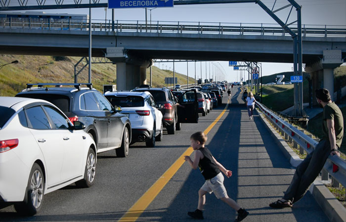 Пробка на подъезде к Крымскому мосту со стороны Кубани достигла 13 км