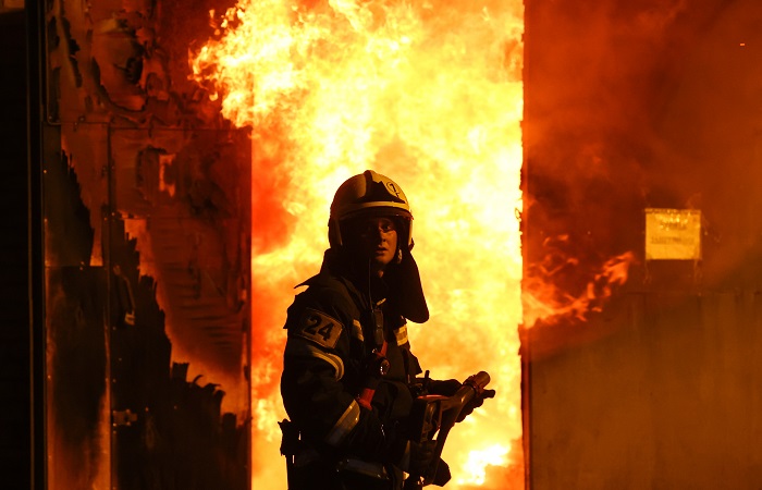 Здание бывшей мебельной фабрики горит на площади 1 тыс. кв. метров в Химках