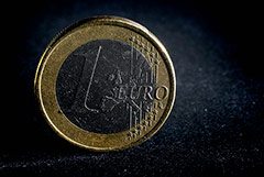 Курс евро поднялся выше 98 рублей впервые с 29 марта 2022 года