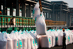 Суд ЕС отменил решение Еврокомиссии о продлении пошлины на аммиачную селитру из РФ