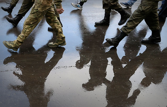 Медведев заявил о зачислении на контракт в армию в июне до 1400 человек в день