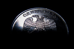 Рубль по итогам вторника отыграл часть дневных потерь к доллару и евро