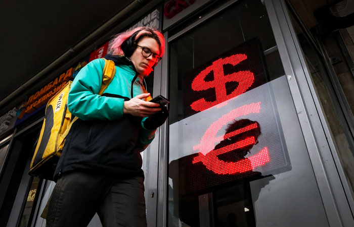 Евро поднялся выше 99 руб. впервые с 29 марта 2022 года