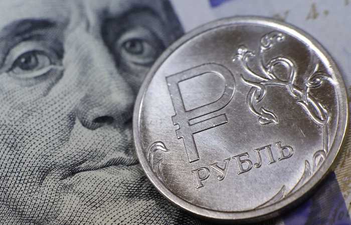 Рубль снизился к доллару и юаню на старте торгов под давлением внешнего негатива
