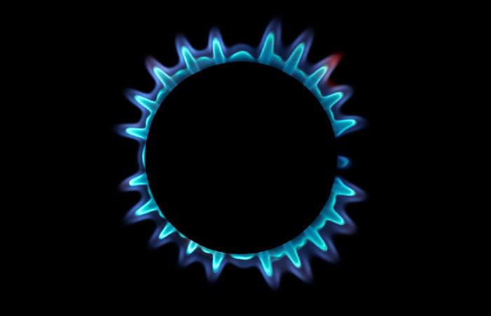 Спотовая цена газа в Европе восстанавливается после снижения в четверг