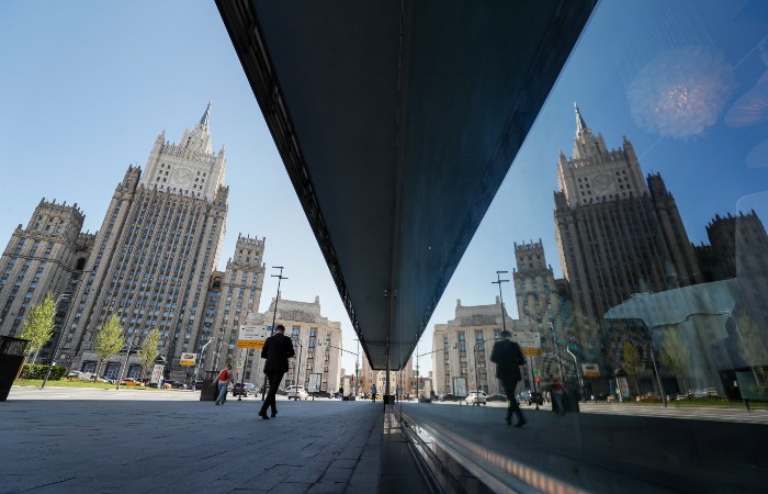 МИД РФ осудил решение США поставлять Украине кассетные боеприпасы