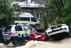 Ливень в Сочи подтопил несколько домов и снес автомобили