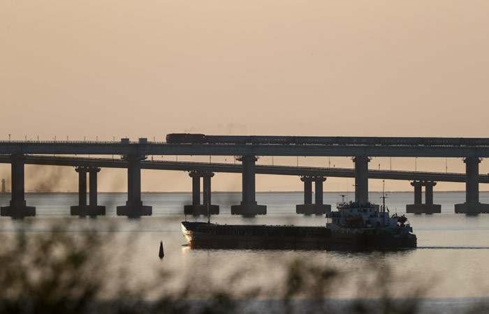 Корабли ВМФ РФ начали перевозку автомобилей через Керченский пролив