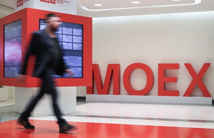 Рубль умеренно снижается относительно доллара и стабилен к юаню