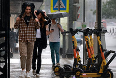 В Москве во время грозы подтопило улицы и повалило десятки деревьев