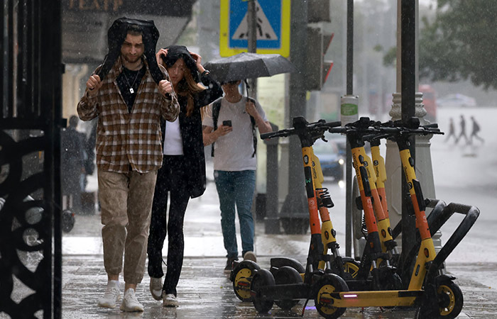 В Москве во время грозы подтопило улицы и повалило десятки деревьев