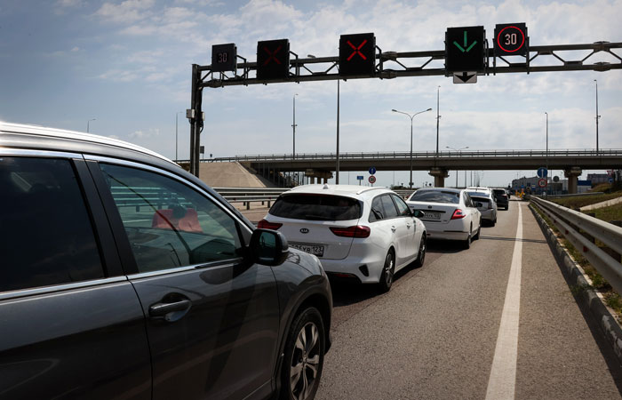 На подъездах к Крымскому мосту снова образовались пробки