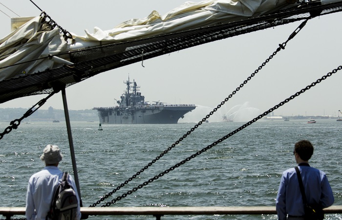 Два десантных корабля США будут направлены в Ормузский пролив