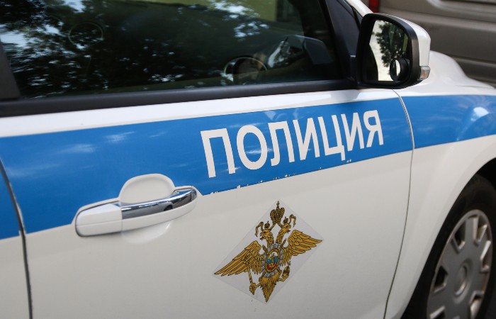 В подмосковном поселке пытаются задержать мужчину, открывшего огонь по участковому