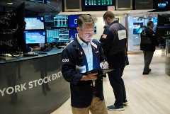 Рынок акций США в понедельник вырос на корпоративных новостях и в ожидании ставки ФРС