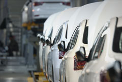 Выпуск легковых автомобилей в РФ в I полугодии упал почти на 30%