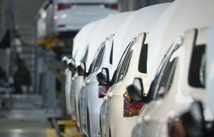 Выпуск легковых автомобилей в РФ в I полугодии упал почти на 30%