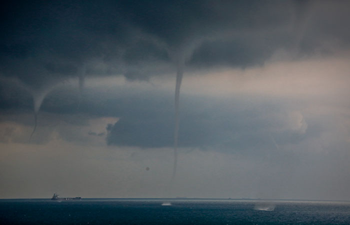 Спасатели предупредили о возможных смерчах над Черным морем на курортах Кубани
