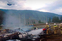 Двое пассажиров разбившегося на Алтае вертолета самостоятельно покинули место катастрофы
